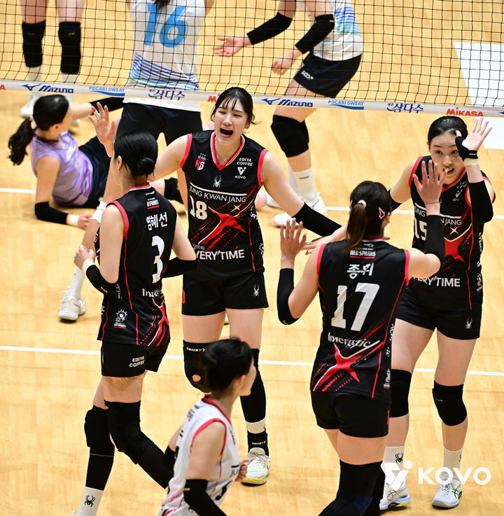 여자배구 정관장, 컵대회서 SOOP 3-0 완파…권순찬 감독 체제 첫 승