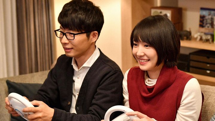 日 톱커플 호시노 겐·아라가키 유이, 첫 아이 품에…결혼 5년만