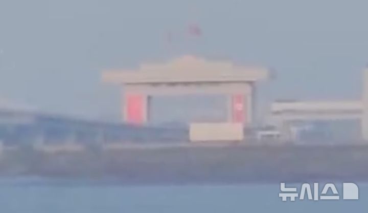 북·중 신압록강대교 개통식 15일 열릴 듯…北서 오성홍기 걸려