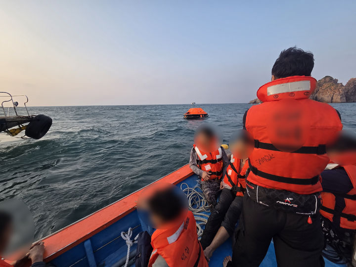 신안 홍도 해상서 어선 좌초…승선원 10명 전원 구조