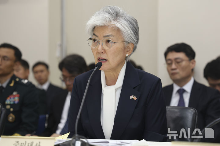 질문에 답하는 강경화 주미대사