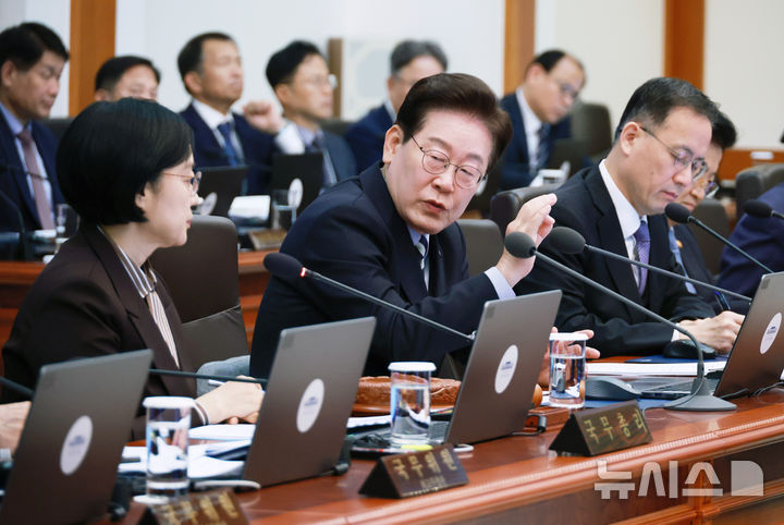 이 대통령 "주택 공급 전격전 펼쳐달라…택지조성·인허가·착공기간 최대한 단축"