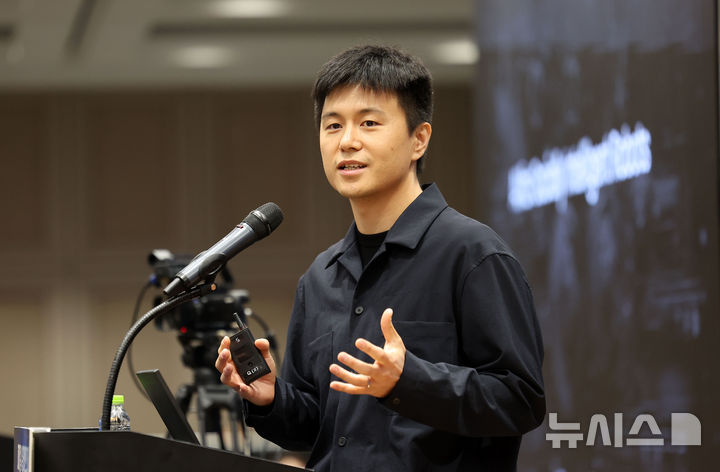 특별강연하는 이강욱 크래프톤 CAIO