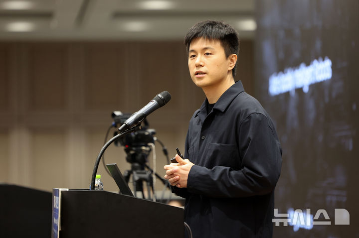 특별강연하는 이강욱 크래프톤 CAIO