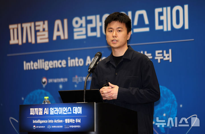 피지컬 AI 얼라이언스 데이 특별강연하는 이강욱 크래프톤 CAIO