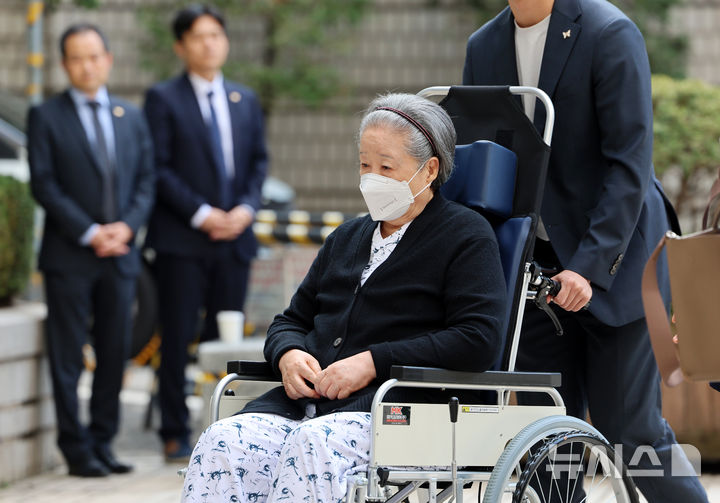 항소심 공판 출석하는 한학자 총재