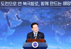 이 대통령, '부캉이' 보러 온 시민들과 셀카…부산 북항서 소통 행보