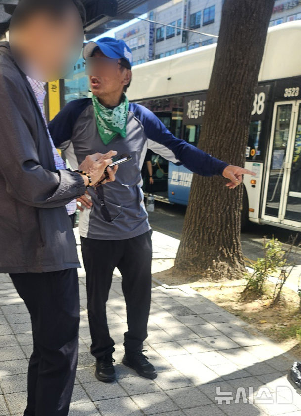 1인 시위 벌이는 인천 흉기난동 사건 피의자