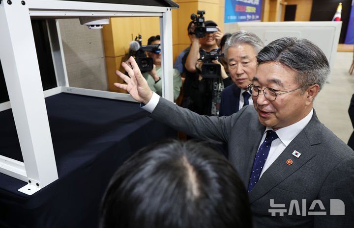 연기감지기 시연 참관하는 윤호중 장관