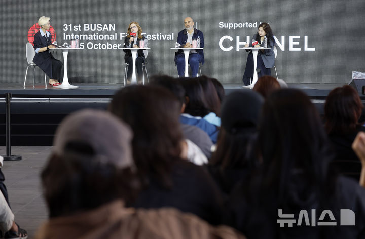 '살아있는 전설 이자벨 위페르가 마르크 피투시 감독을 만났을 때' 오픈 토크