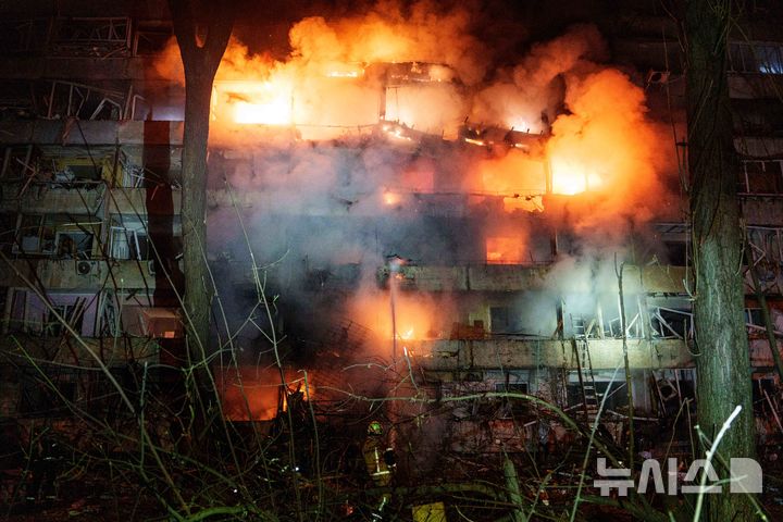 미사일 공격에 불길 휩싸인 주거용 건물