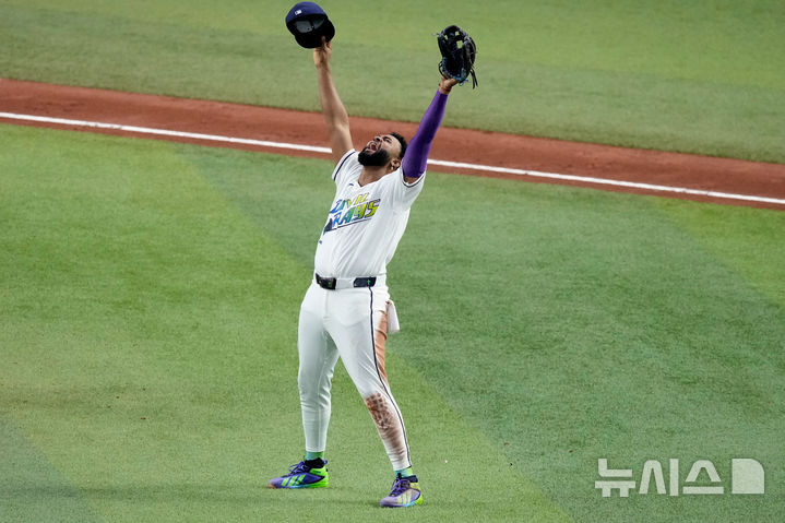 ALCS 2차전 승리 환호하는 카미네로
