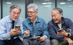 "청재킷에 슬랙스 어때요?"…AI로 인생 2막 여는 6070 시니어 모델들
