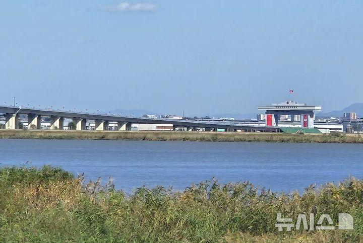 '완공 후 12년' 북·중 신압록강대교, 15일 개통…양국 국기로 장식도(종합)