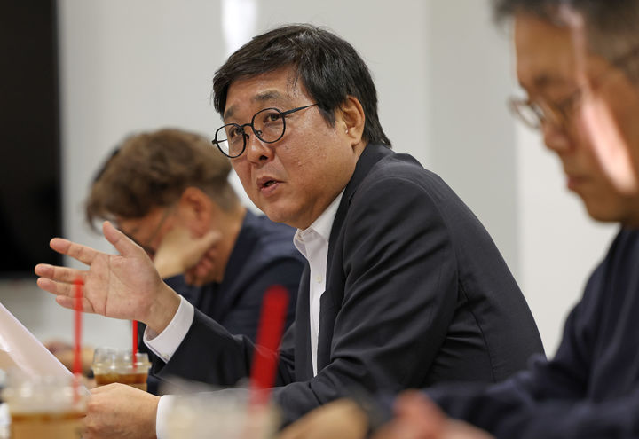 내년 웹툰 예산 327억…최휘영 