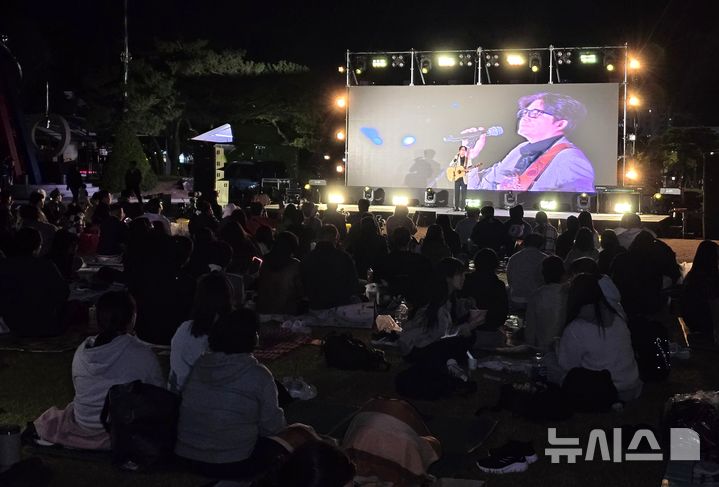 충주시청 잔디광장서 열린 가을음악회