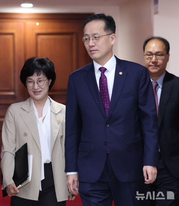 비상경제본부회의 입장하는 이형일 부총리-원민경 장관