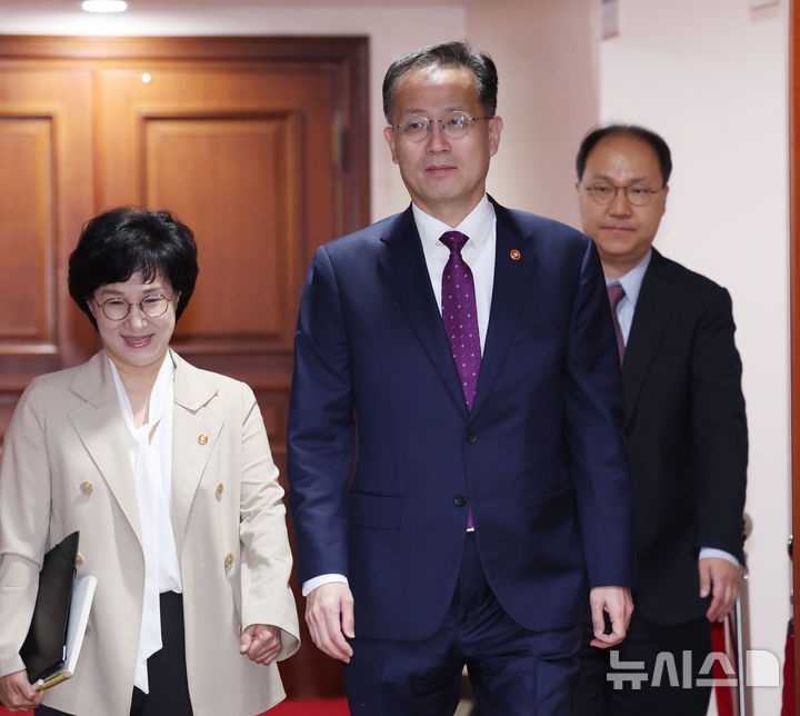 회의 입장하는 이형일 부총리-원민경 장관
