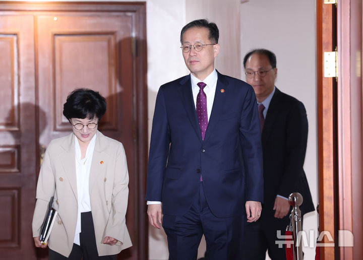 비상경제본부회의 입장하는 이형일 부총리-원민경 장관