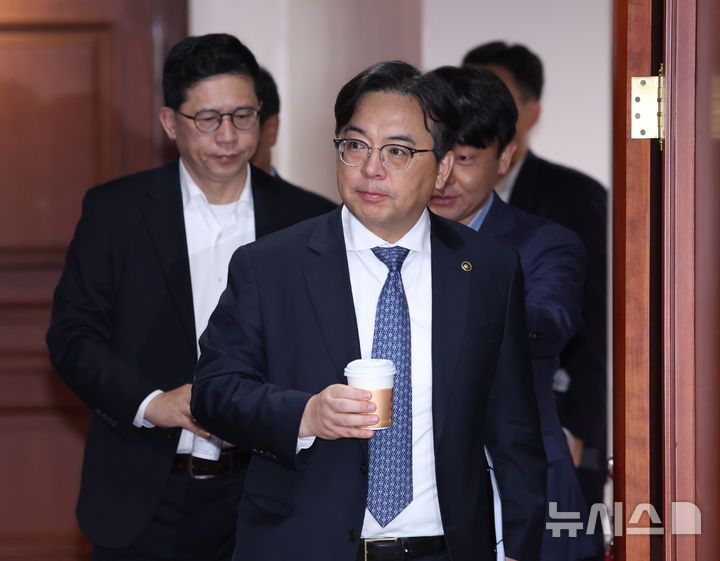 비상경제본부회의 참석한 박정성 통상교섭본부장