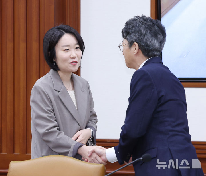 악수하는 이소영 장관-홍지선 장관