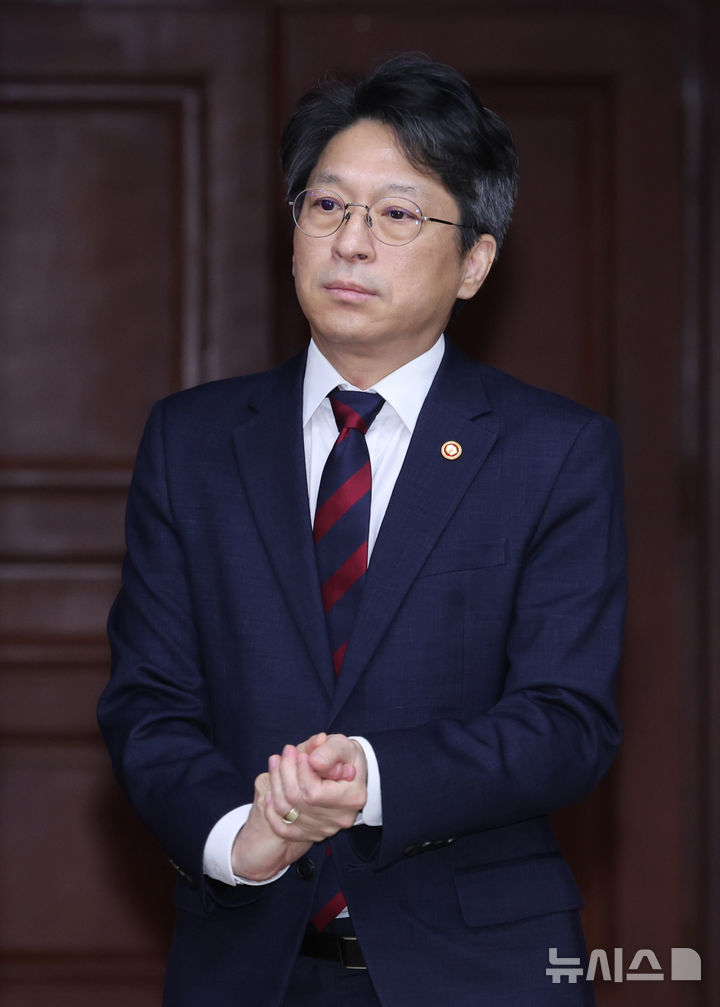 비상경제본부회의 입장하는 홍지선 국토부 장관