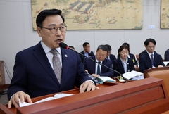 '트럭·농약 노출' 덕수초 운동장…정근식 "화훼시설 철거 논의"
