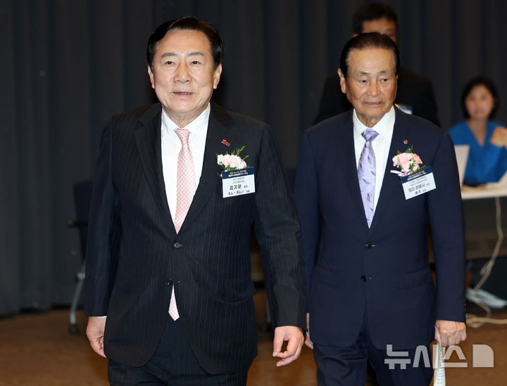 한일 중소기업 경제포럼 참석하는 김기문 회장-모리 히로시 회장