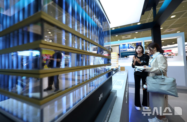 삼성전자 3D 메모리 아키텍쳐 살펴보는 관람객들