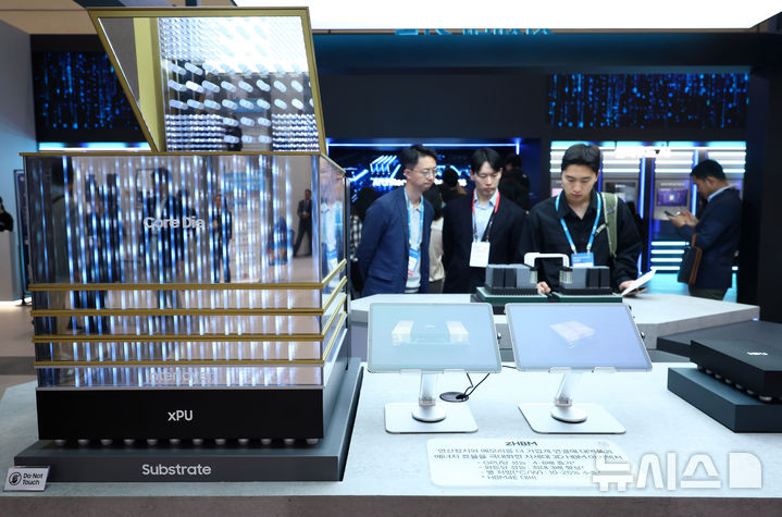 삼성전자 3D 메모리 아키텍쳐 살펴보는 관람객들