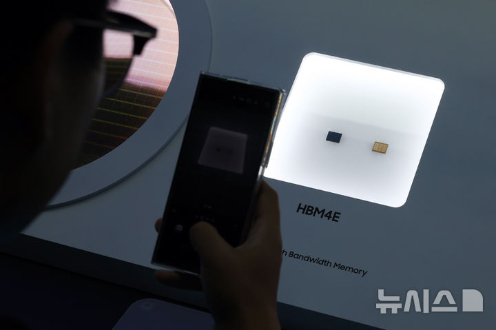 삼성전자 HBM4E 살펴보는 관람객들