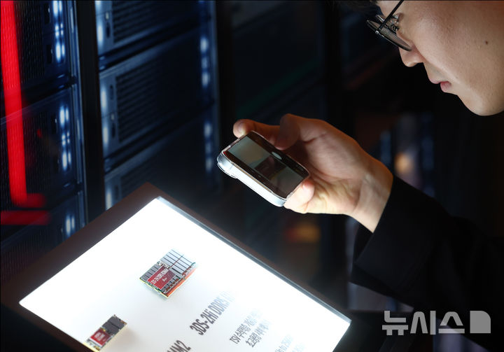 제28회 반도체대전, SK하이닉스 부스 둘러보는 관람객들