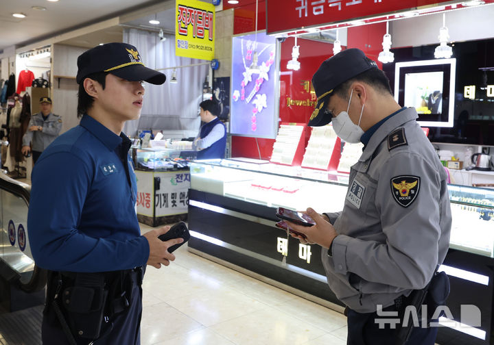 다중 이용시설 순찰하는 ㄱ여찰