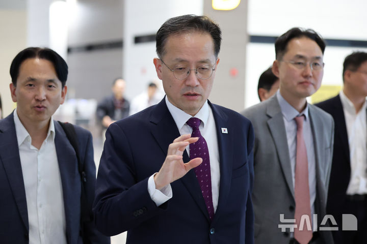 방콕 출장길 오르는 이형일 부총리