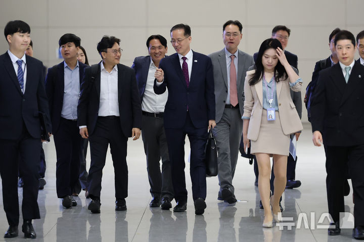 방콕 출장길 오르는 이형일 부총리