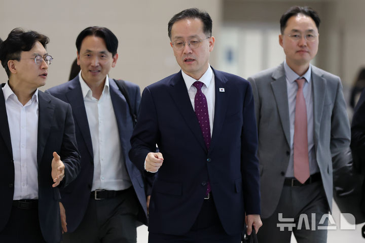 G20·G7 재무장관회의 참석차 출국하는 이형일 부총리