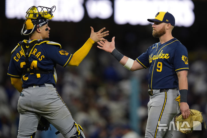 다저스 잡고 NLCS 3연승, 자축하는 밀워키 선수들