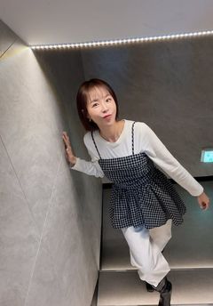 신지, 40㎏ 초반 몸매 유지…체크 원피스 소화