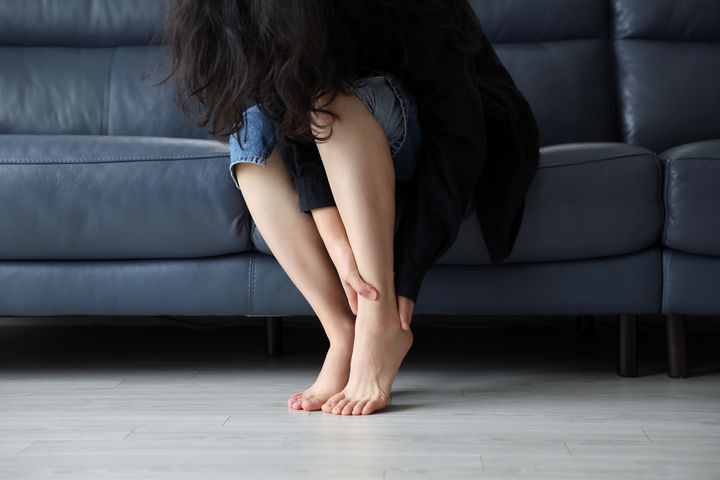 집에서 맨발 생활이 부르는 화근… 족저근막염 부르는 잘못된 습관