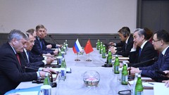 중러 외교수장 회담…"선전 APEC 성공 개최 위해 협력"