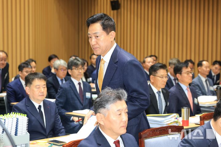 증인선서 위해 이동하는 오세훈 시장