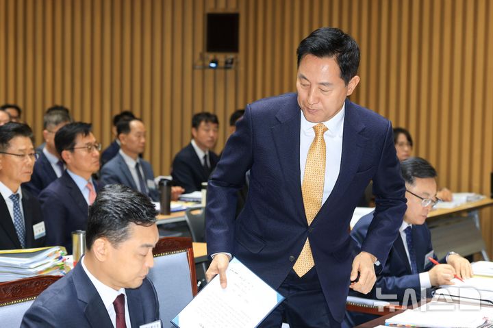 증인선서 위해 이동하는 오세훈 시장
