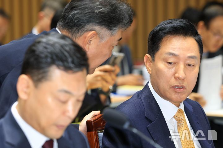 박찬구 정무부시장과 의견 나누는 오세훈 시장