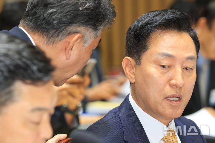 박찬구 정무부시장과 의견 나누는 오세훈 시장