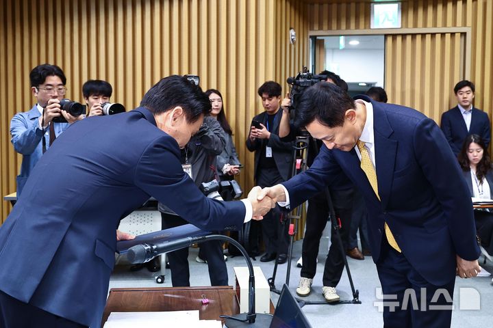 인사하는 오세훈 서울시장