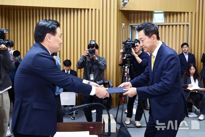 증인선서문 제출하는 오세훈 시장