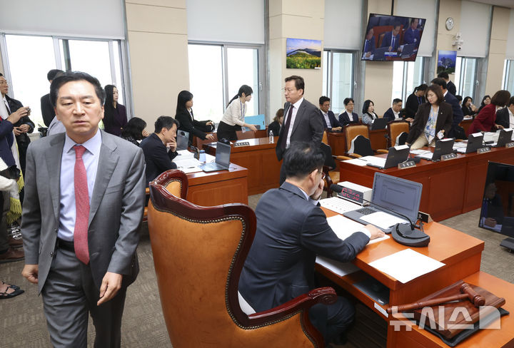 퇴장하는 국민의힘 의원들