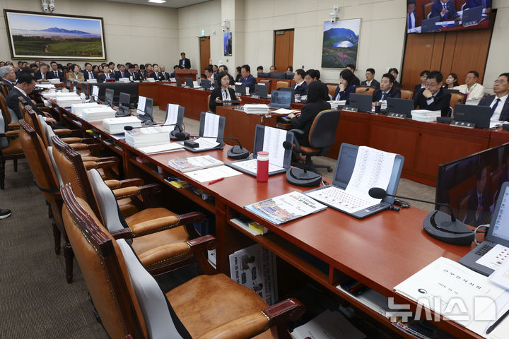 퇴장한 국민의힘 의원들