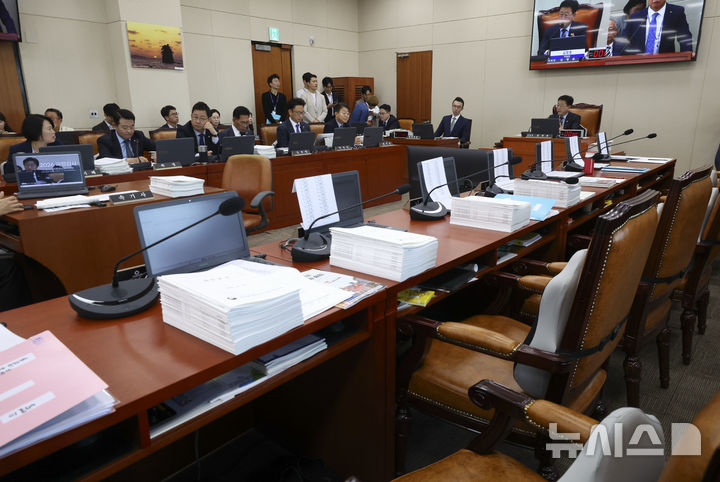 텅 빈 국민의힘 의원 자리