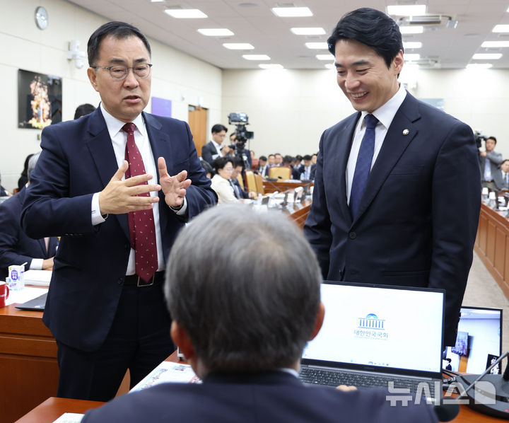 대화 나누는 과방위원장과 여야 간사
